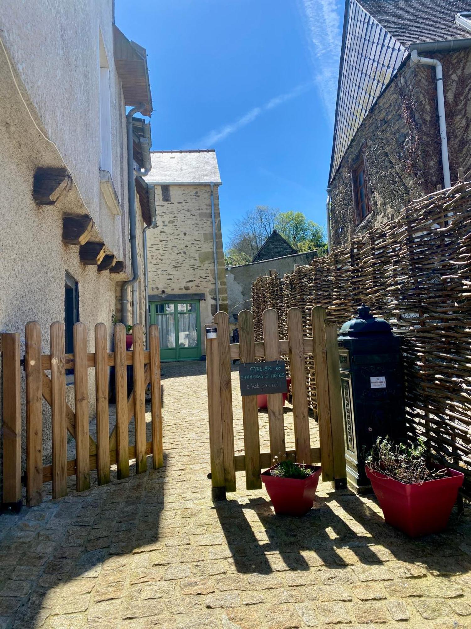 Une Nuit Chez Une Artisane Bed & Breakfast Josselin Exterior photo